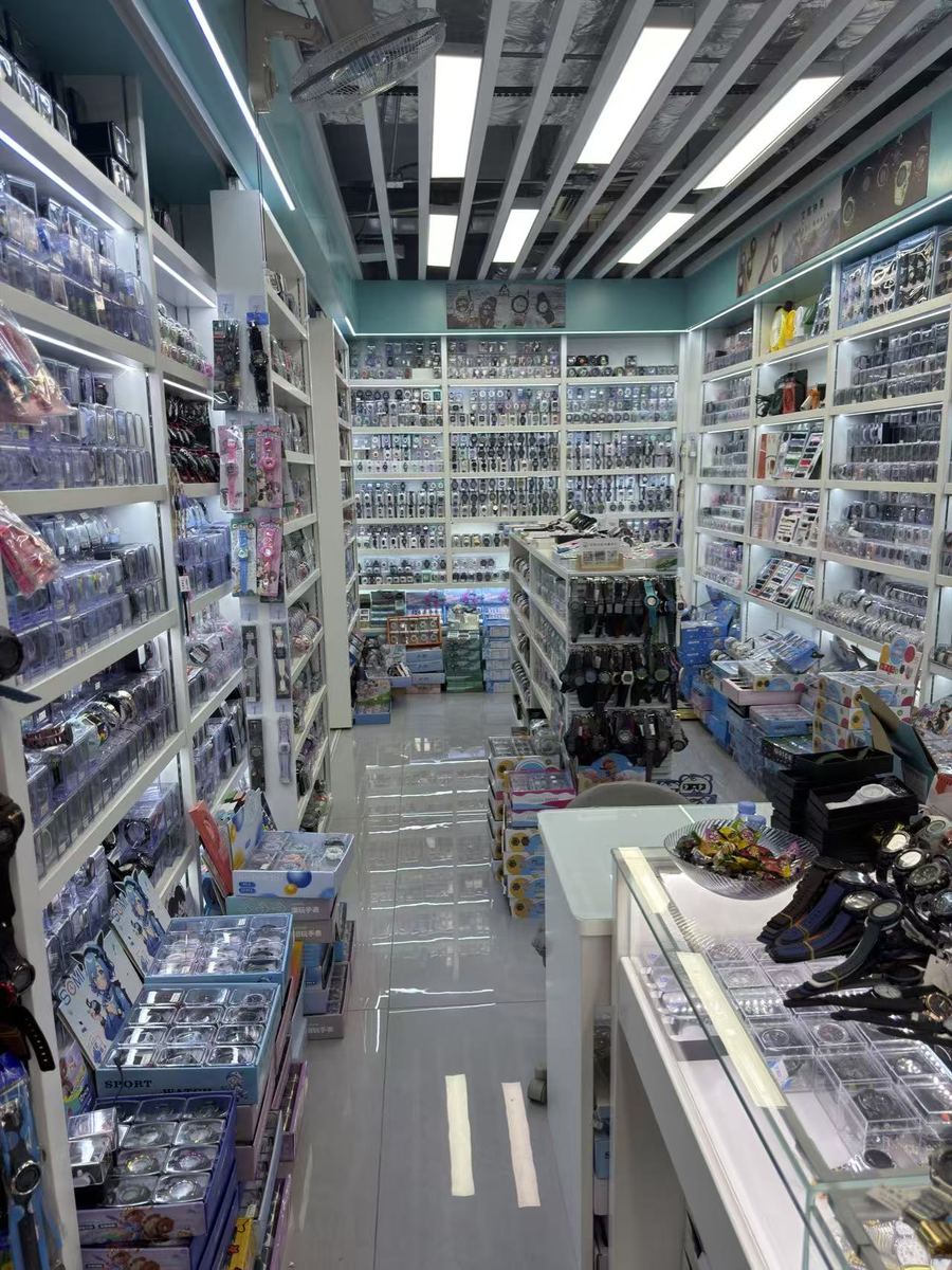 Real Yiwu watch wholesale store shelves and stock display